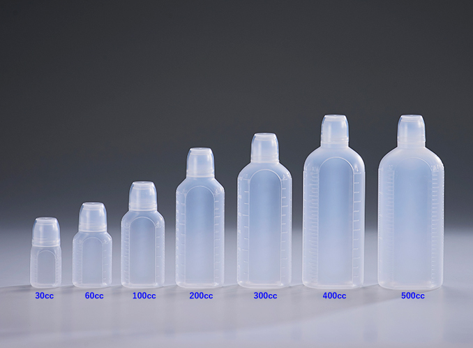 株式会社サンケミカル | 製品のご紹介 | 4型投薬瓶 計量コップ付 株式会社サンケミカル | 製品のご紹介 | 4型投薬瓶 計量コップ付